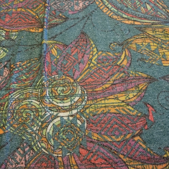 Lularoe Perfect Tee - Picture 2 of 4